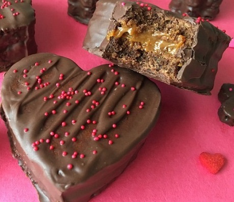 Delicia de bolo de bel rechiado doce de leite e coberto com chocolate,